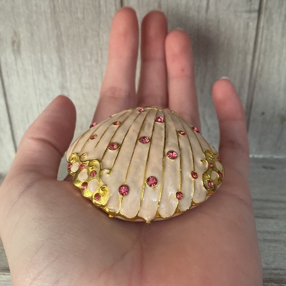 Gorgeous clam shell ring box - Picture 3 of 5